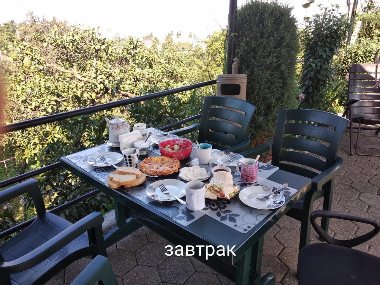 ホテル Kemeni Garden バトゥーミ エクステリア 写真